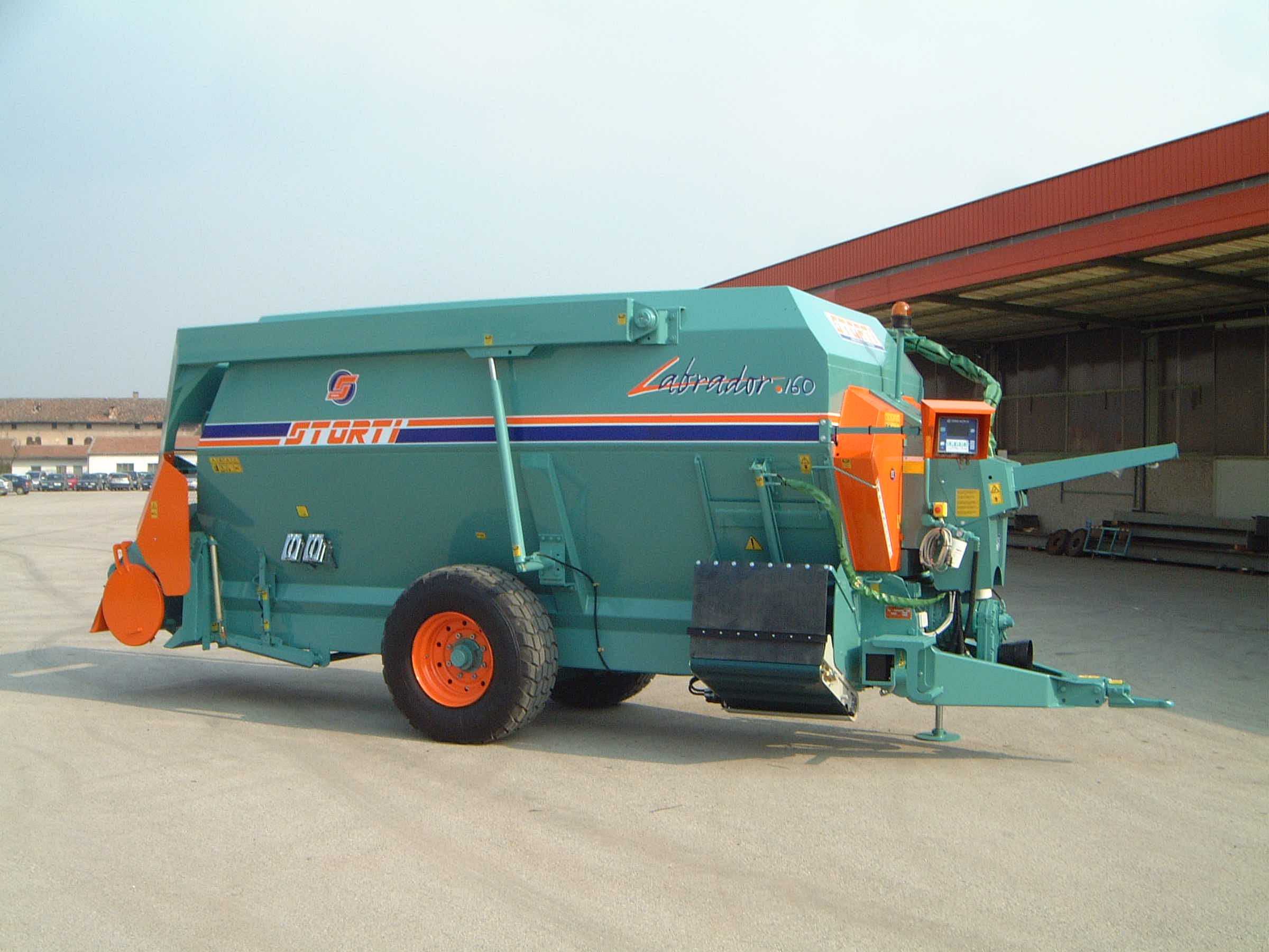 牵引卧式带青贮抓手16立方